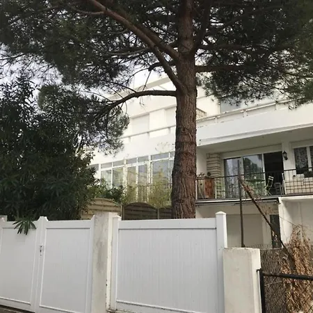 Апартаменты Bel Avec Terrasse En Centre-ville Руайян